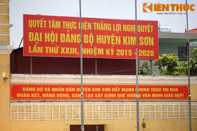 Nhân kỷ niệm 54 năm ngày Ninh Bình - Bạc Liêu kết nghĩa, ông Lê Văn Kiên - Trư­ởng Ban Dân vận Huyện ủy Kim Sơn - đã làm một bài thơ, có đoạn: "Công trình kết nghĩa Cà Mau/ Hai miền Nam Bắc nối cầu Kim Sơn/ Sông Cà Mau hiền thơ mộng/ Rạp Kim Mau luôn tỏa sáng ánh đèn...".