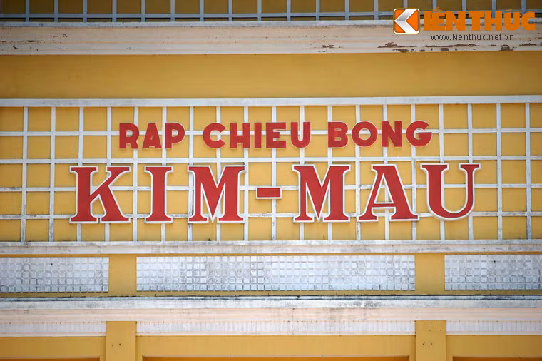Không khó để nhận ra cái tên Kim-Mau được ghép từ tên hai địa danh Kim Sơn - Cà Mau. Do trong chính tả cũ Cà Mau được đọc là Cà Mâu nên rạp chiếu bóng Kim-Mau còn có một cái tên khác là Kim-Mâu.