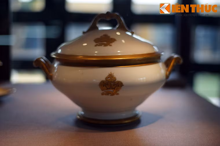 Chiếc liễn này nằm trong bộ đồ sứ cổ thời Thành Thái nói đến ở trên. Nắp và thân hiện vật trang trí quốc huy dát vàng hình rồng uốn lượn đằng sau một cuốn thư ghi hai chữ "Đại Nam" và thanh bảo kiếm nằm ngang.