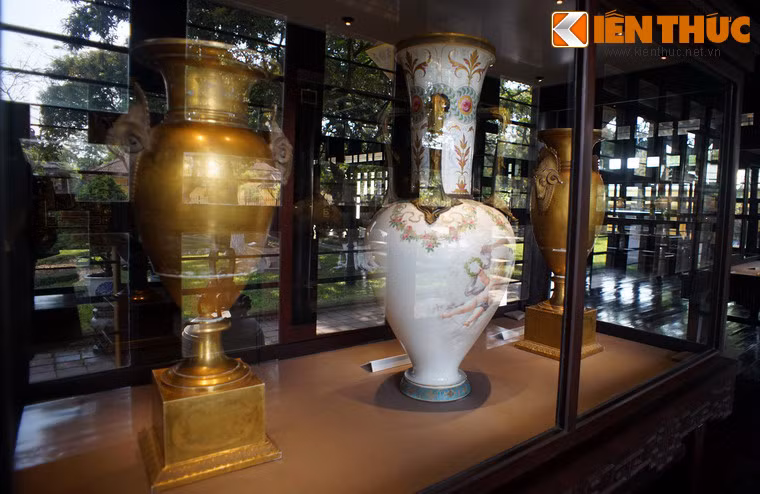 Bình sứ Meudon, quà tặng bang giao của chính phủ Pháp nhân ngày đăng quang của vua Hiệp Hòa năm 1883.