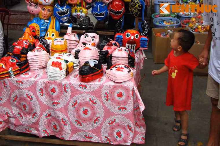 Cùng với đèn lồng, đèn ông sao... những chiếc mặt nạ giấy bồi là một món đồ chơi dân gian không thể thiếu vào mỗi dịp Tết Trung Thu. Phía sau món đồ chơi có vẻ đơn giản này là những ý nghĩa văn hóa sâu sắc mà ngày nay nhiều người đã lãng quên.