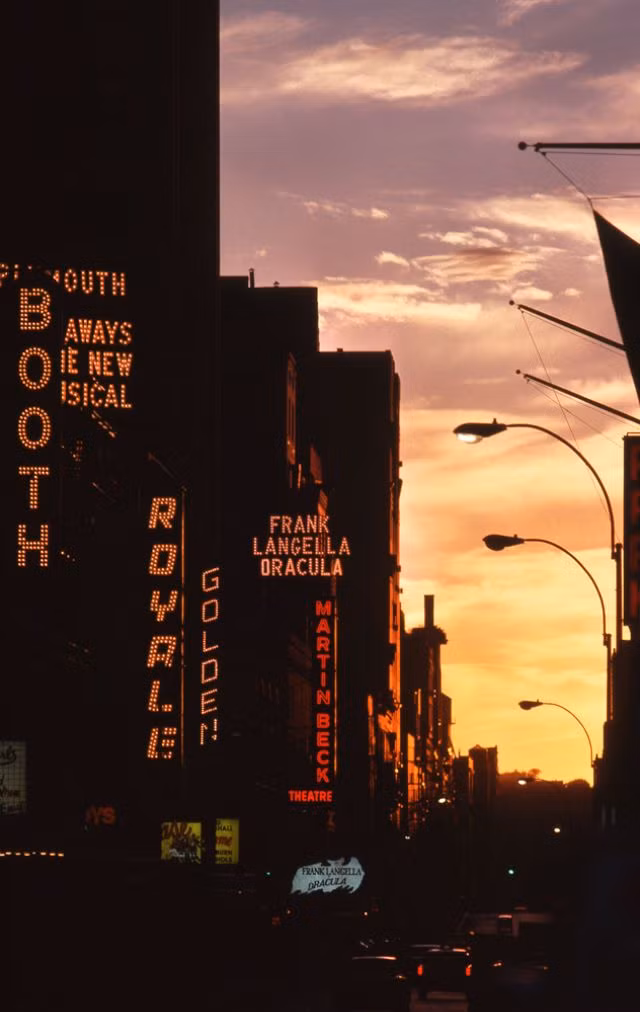 Ảnh đèn rực rỡ vào buối chiều tà ở khu Midtown, Manhattan. Ảnh: Manel Armengol Flickr.