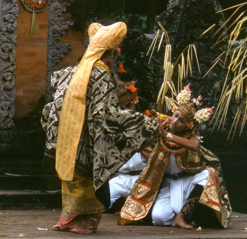Biểu diễn vũ điệu Bali truyền thống tại bãi biển Kuta. Ảnh: Blake Smith Flickr.