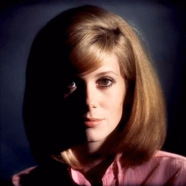 Catherine Deneuve (sinh năm 1943) là nữ diễn viên điện ảnh và truyền hình Pháp, đã đoạt giải César 2 lần, được đề cử cho Giải Oscar và Giải BAFTA.