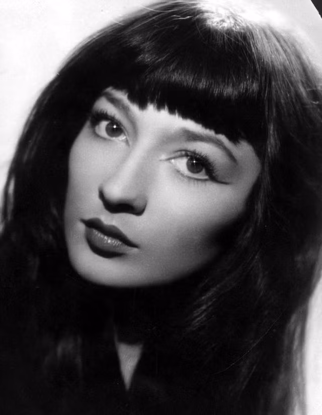 Hình ảnh thời trẻ của nữ ca sĩ, diễn viên Pháp Juliette Gréco (sinh năm 1927).
