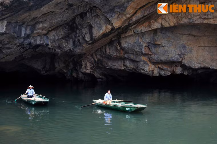 Có những hang rộng thênh thang hàng chục mét, nhưng cũng có hang hẹp chỉ vừa một thuyền qua. Có hang thì ngắn, đứng từ cửa bên này đã thấy ánh sáng của cửa bên kia, hang thì dài và sâu hut hút, tối tăm đến rợn người...