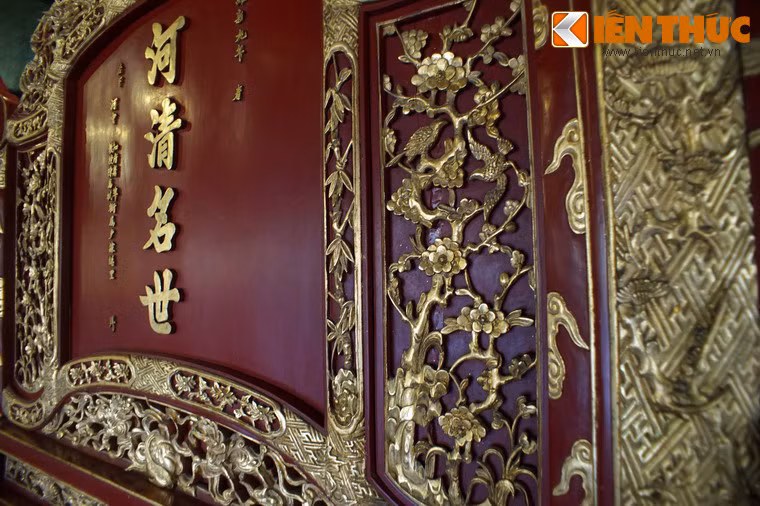Chiếc trấn phong này làm bằng gỗ sơn son thếp vàng, chính giữa có chữ "Hà Thanh Danh Thế", được chế tác năm 1915.