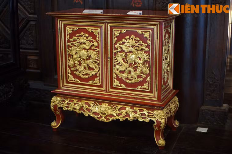 Tủ gỗ sơn son thếp vàng của cung đình nhà Nguyễn.