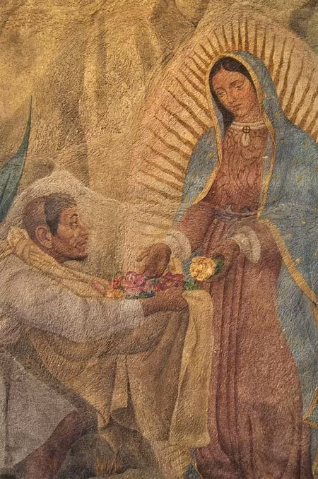  8. Bức vẽ Đức Mẹ Mary: Vào năm 1531, một người nông dân có tên Juan Diego khẳng định đã trông thấy Đức Mẹ Đồng Trinh Mary trên một cánh đồng gần Mexico City, yêu cầu anh ta xây một nhà thờ Đức Mẹ và hái hoa trên sườn đồi. Người đàn ông này đã làm theo lời căn dặn, hái hoa và cho vào áo khoác ngoài. Về sau, chiếc áo choàng này được phát hiện có cất giấu dấu ấn của Đức Mẹ Mary. Điều kỳ lạ là chưa một ai giải thích được bức hình trong áo được sơn hay được vẽ bằng vật liệu nào khác, bởi đến tận bây giờ, bức vẽ Đức Mẹ Đồng Trinh vẫn còn nguyên vẹn và không hề bị phai. 