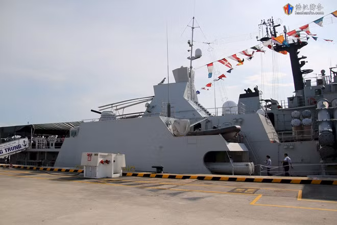 Một điểm khác biệt trên tàu Quang Trung so với 2 tàu Đinh Tiên Hoàng và Lý Thái Tổ là được bổ sung 4 ống phóng ngư lôi 533 mm ở hai bên mạn tàu. Việc bổ sung thêm ngư lôi giúp hoàn thiện năng lực tác chiến của tàu, đồng thời nâng cao năng lực tác chiến chống ngầm cho Hải quân Nhân dân Việt Nam. Ảnh: Haohanfw/Military Armed Force.