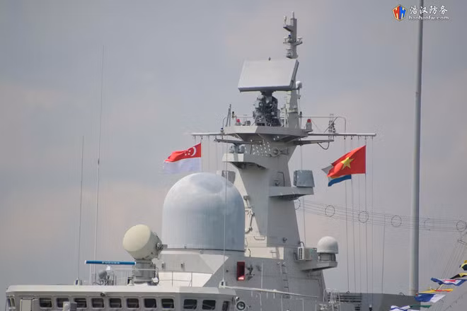 Cảm biến chính trên tàu là radar tìm kiếm mục tiêu trên không Pozitiv-ME ở đỉnh cột buồm chính. Radar có tầm trinh sát 150 km, phát hiện máy bay ở cự ly 110 km. Radar điều khiển hỏa lực cho tên lửa chống hạm Mineral-ME, tầm trinh sát tối đa 250 km và radar điều khiển hỏa lực cho pháo 76 mm MR-123. Ảnh: Haohanfw/Military Armed Force.