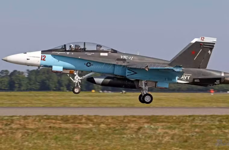 Mạng Sina vừa đăng tải hình ảnh gây sốt tiêm kích F/A-18 của Không quân Mỹ mang màu sơn ngụy trang lạ mắt, khác với màu sơn truyền thống trên hầu hộ các máy bay F/A-18 trong biên chế Không quân, Hải quân Mỹ. Nguồn ảnh: Sina