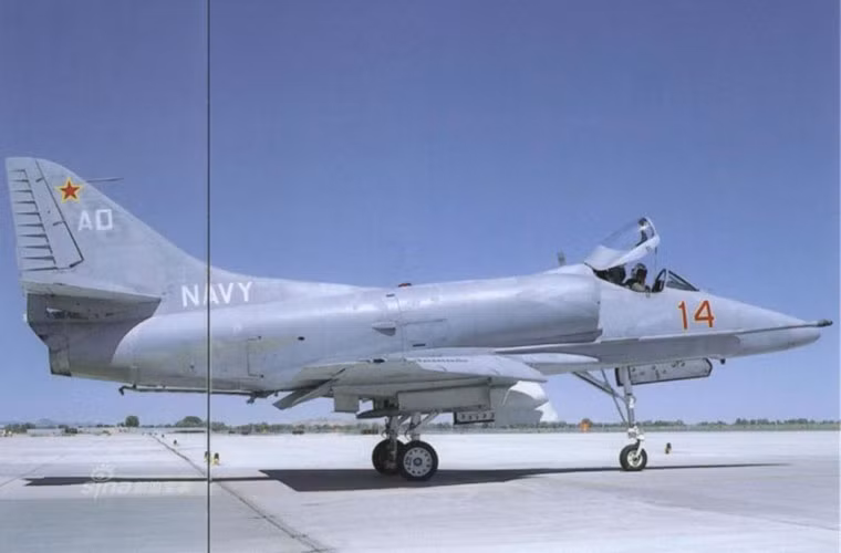 Kích cỡ nhỏ của A-4 Skyhawk và tính năng điều khiển cực dễ ở tốc độ thấp trong tay các phi công được huấn luyện kỹ khiến nó trở nên lý tưởng để hướng dẫn những điểm chi tiết của khái niệm Huấn luyện Không chiến Khác biệt (DACT). Các phi đội thực sự bắt đầu được sơn gam màu sáng tương phản nhấn mạnh sự chuyển đổi vai trò chính là huấn luyện giả lập. Để thực hiện vai trò giả lập tốt, các kiểu A-4E và F một chỗ ngồi được sử dụng, nhưng tốt nhất là Skyhawk "Super Fox," trang bị động cơ nâng cấp J52-P-408 tương tự như cấu hình dùng bởi phi đội thao diễn Blue Angels. Nguồn ảnh: Sina