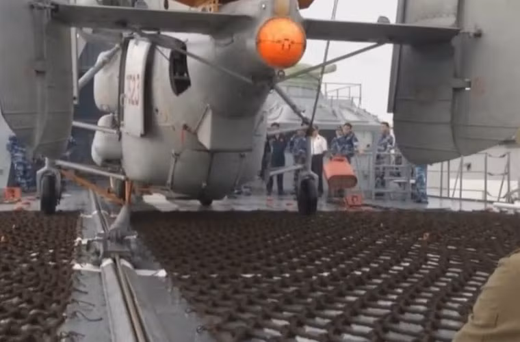 Việc kéo máy bay ra vào hangar được trợ giúp bởi cáp tời điều khiển bằng điện. Nguồn ảnh: Kênh Quốc phòng Việt Nam