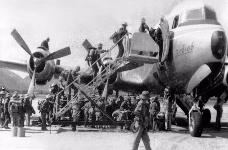 Trong ảnh, bộ đội hành quân bằng đường không từ Quảng Trị vào biên giới Tây Nam năm 1978.