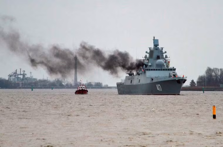 Tàu hộ vệ tên lửa hiện đại nhất Hải quân Nga – Đô đốc Gorshkov trong lần chạy thử nghiệm mới đây đã cho thấy vấn đề lớn từ hệ thống động lực. Theo đó, con tàu xả khói đen quá nhiều, điều này sẽ ảnh hưởng tới việc tàng hình trước hệ thống trinh sát hồng ngoại của đối phương.