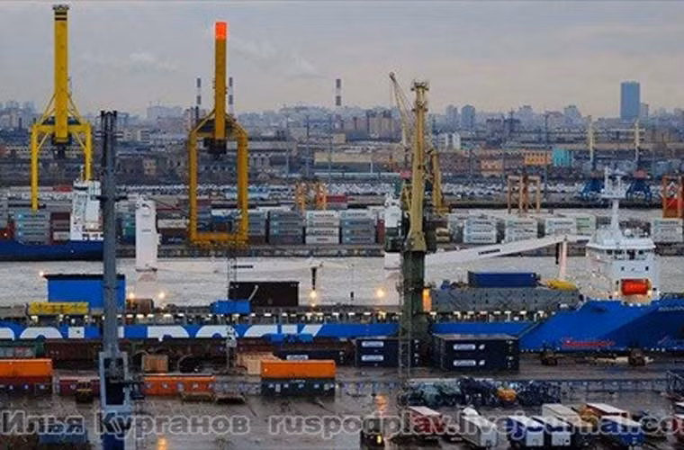 Truyền thông Nga tuần qua đăng tải một số hình ảnh về tàu ngầm Kilo HQ-184 Hải Phòng đã được đưa lên tàu vận tải siêu trường siêu trọng Rolldock Star để về Việt Nam. Các bức ảnh được chụp ngày 11/12.