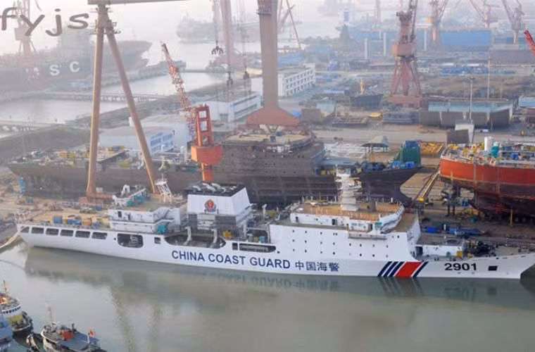 Một số trang mạng Trung Quốc cũng mới đăng tải hình ảnh cho thấy nước này đã cơ bản hoàn thành việc đóng tàu Hải cảnh lớn nhất thế giới – Hải cảnh 2901 có lượng giãn nước tới 12.000 tấn. Hơn nữa, trên bờ, một chiếc tàu tương tự cũng đang trong giai đoạn hoàn thiện. Không loại trừ khả năng, Trung Quốc sẽ điều các tàu cực lớn này tới Biển Đông, Hoa Đông trong tương lai.