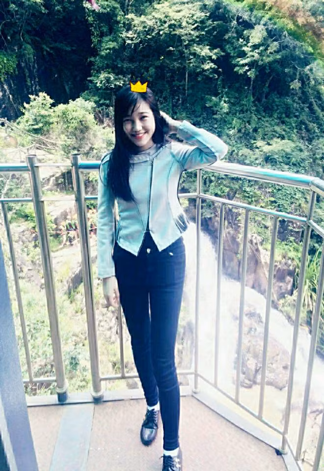 Theo tìm hiểu, thiếu nữ đỡ tráp xinh đẹp, bất ngờ "nổi tiếng" sau đoạn clip ngắn vừa qua có tên Triều Nhiên Hà, hiện đang sinh sống tại thành phố Đà Lạt, tỉnh Lâm Đồng. Đoạn clip có sự xuất hiện của Nhiên Hà đang được dân mạng tích cực truyền tay nhau vừa qua được ghi lại trong một đám cưới diễn ra vào ngày 24/11/2016. Do là đám cưới người quen nên Nhiên Hà đã nhiệt tình làm nhiệm vụ đỡ tráp cho nhà gái.