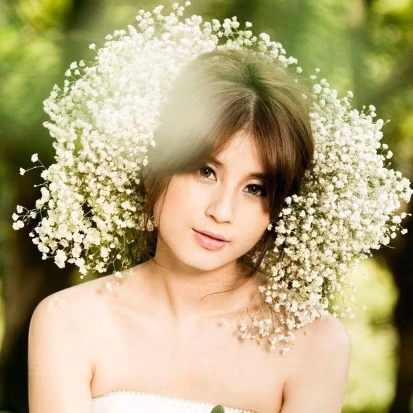 Sinh năm 1988, cũng bước ra từ cuộc thi Miss Audition (tiền thân của Miss Teen) năm 2006, vẻ đẹp, sự năng động và tài năng đã giúp Ngọc Anh trở thành hoa khôi của cuộc thi nhan sắc tuổi teen đình đám đầu tiên. Tuy nhiên Ngọc Anh cũng chính là người quyết định lập gia đình, lấy chồng "bỏ cuộc chơi" sớm nhất trong số những hot girl cùng thời với mình. 19 tuổi, bỏ qua vô vàn cơ hội để tiến xa hơn trên con đường sự nghiệp nghệ thuật, Ngọc Anh quyết định kết hôn với một chàng trai lớn hơn mình 4 tuổi.