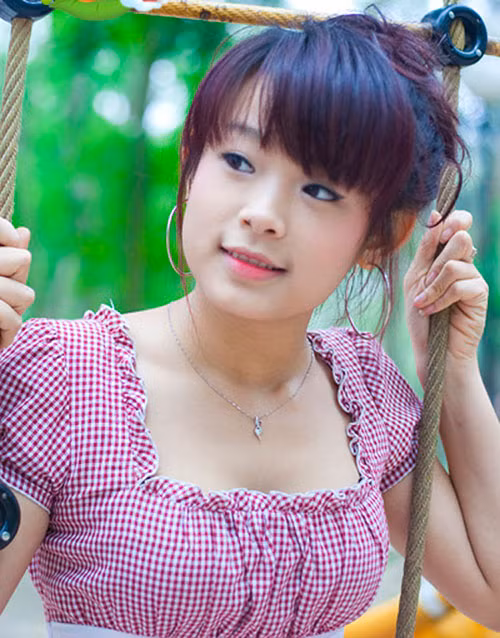 Cùng là một thành viên của lứa hot girl đời đầu ở Hà Nội, thật sự sẽ thiếu sót khi không nhắc đến hot girl Huyền Baby - tên thật là Đặng Ngọc Huyền, sinh năm 1989. Cô có thế mạnh về nhan sắc, là thần tượng của đông đảo bạn trẻ Việt Nam suốt một thời. Bước ra từ một số cuộc thi dành cho tuổi teen từ những năm 2007-2008, Huyền Baby thời đó có khuôn mặt đúng chất "baby" giống với tên gọi của mình và thường xuyên xuất hiện trên trang bìa các tờ báo tuổi teen nổi tiếng.