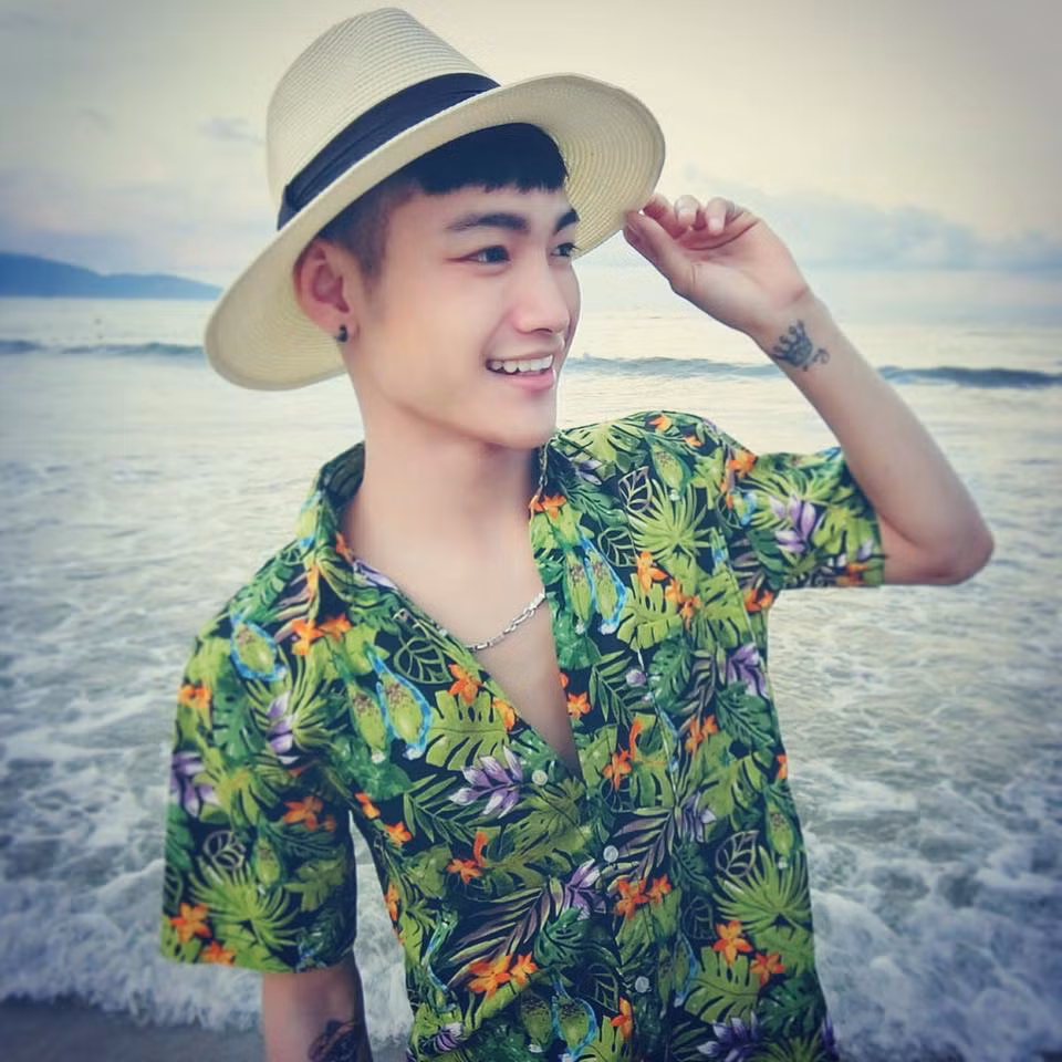 Khả Hiếu muốn làm được những điều này bởi để đi đến ngày hôm nay, cặp đôi đồng tính điển trai này đã phải trải qua nhiều khó khăn, chịu đựng rất nhiều áp lực từ chính gia đình của mình, bè bạn, những người chưa hiểu mình và cả cư dân mạng. Trước đây khi mới biết Hùng và Hiếu có quan hệ tình cảm với nhau, bố mẹ Hùng đã phản đối, ngăn cấm kịch liệt. Nhưng cho đến hiện tại, bằng sự chân thành cũng như cách thể hiện tình cảm rất khéo léo, không phô trương... Hùng và Hiếu đều đã có được sự đồng tình của bố mẹ.