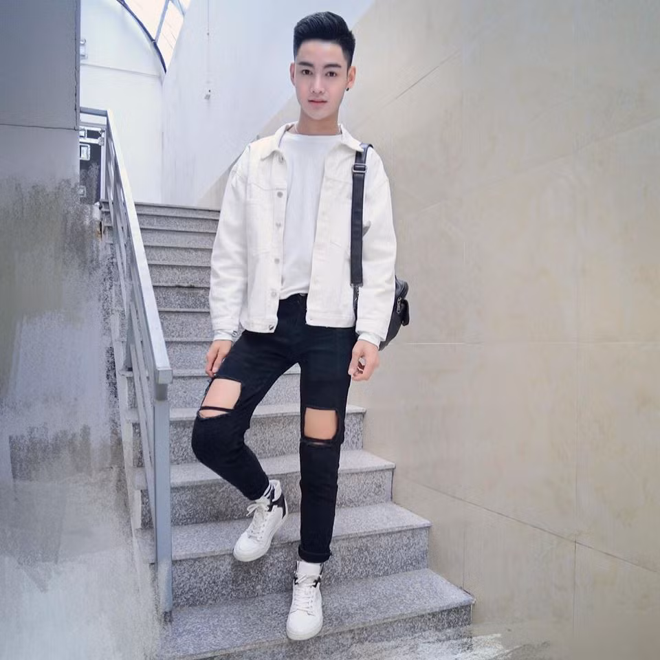 Sau màn cầu hôn "không phô trương, không lòe loẹt" vừa qua, bản thân Chu Khả Hiếu mong muốn cậu và người yêu có thể có được những ngày tháng tươi đẹp và cùng nhau tận hưởng trọn vẹn khoảng thời gian đó. Dù biết trước tương lai còn rất nhiều khó khăn nhưng bằng tình cảm chân thành cùng với mong muốn được quan tâm đến nhau nhiều hơn, cả Hùng và Hiếu đều không ngại cùng nhau tiến một tương lai tốt đẹp. Ảnh trong bài: Facebook nhân vật.