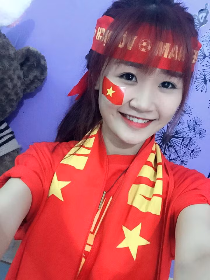 Với những câu hát: "Ngày mai đây những chàng trai trẻ thay nền bóng đá của nước nhà mang lên mình bao khát khao", bản cover "Điều anh biết" phiên bản bóng đá của Bích Thảo đã nhanh chóng gây chú ý và hút số lượng người xem khá lớn trên mạng xã hội. Ngoài vẻ xinh xắn, đáng yêu của cô gái trẻ cùng với trang phục đậm chất cổ động viên bóng đá Việt Nam, Bích Thảo còn khiến nhiều dân mạng thích thú khi khoe giọng hát hay, đặc biệt là giống hệt nữ ca sĩ Lương Bích Hữu.