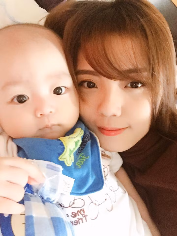 Đến tháng 11/2016, dường như không còn chịu đựng được những nỗi buồn khổ trong chuyện tình cảm, Á Hân đã chính thức lên tiếng tố chồng mình lăng nhăng, ngoại tình từ trong chính quãng thời gian cô mang bầu và sinh con. Trước lời tố cáo của vợ, Phạm Hồng Hải cũng sẵn sàng đáp trả qua cả Facebook và Instagram, sự căng thẳng trong mối quan hệ của hai người được hàng trăm nghìn dân mạng chứng kiến và chứa đầy sự nhiêu khê, rắc rối.