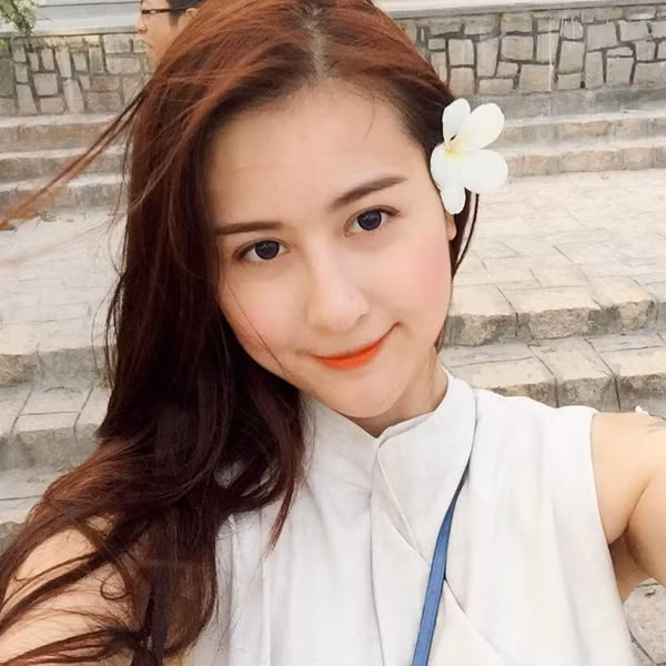 Hà Lade, tên thật là Bùi Thanh Hà, sinh năm 1994 được biết đến là một hot girl rất nổi tiếng của Hà Nội. Cô bắt đầu được chú ý từ năm 2009 khi tham gia cuộc thi Hot V-Teen. Sau 5 năm Hà Lade có những bước thay đổi rất ngoạn mục và trở thành một người mẫu, diễn viên rất triển vọng. Ngoài tài năng, những sản phẩm nghệ thuật ấn tượng, hot girl Hà Lade còn từng gây chú ý với mối quan hệ tình cảm cùng bạn trai Hà Quang Dũng.