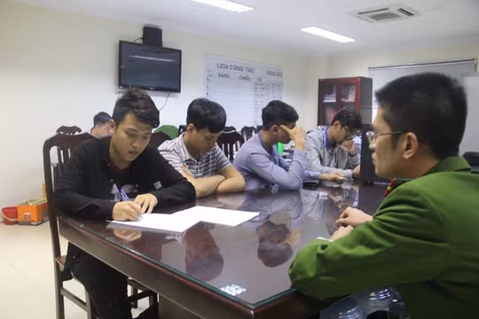 Theo điều tra của công an, nhóm "Monster NTN" do Nguyễn Thành Nam thành lập từ đầu năm 2016. Nhóm nhỏ gồm Nam, Lâm, Nguyên, Minh có hoạt động chủ yếu là tạo ra những clip giải trí đăng tải trên Youtube, phổ biến nhất là hình thức làm các clip dạng "prank - trò đùa" để ghi lại phản ứng của những "nạn nhân bất đắc dĩ". Đoạn video đóng giả khủng bố ném bom vừa qua cũng được thực hiện với mục đích này. Ảnh: Người Lao Động.