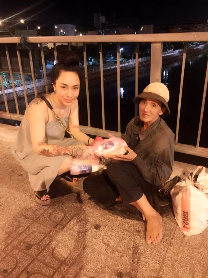 Cho đến thời điểm hiện tại, cô nàng xăm trổ Xuân Hương đã có hơn 300 nghìn người theo dõi. Cô nàng tự nhận mình là "hot Face" và từng khoe "đi đâu cũng bị nhận dạng". Ngoài đăng tải những clip gây sốc, Xuân Hương sử dụng trang cá nhân của mình để bán hàng online, do đó những clip câu like, lượt chia sẻ của cô bị khá nhiều người cho là chỉ để phục vụ mục đích tìm thêm khách hàng mua những sản phẩm mà cô bán trên mạng.