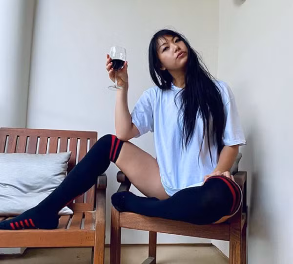 Isabelle Shee dưới sự ảnh hưởng phong cách chơi golf của hai nữ golf thủ gợi cảm nhất thế giới là Paige Spiranac và Tisha Abrea, khi thường xuyên thông qua mạng xã hội cổ vũ phong cách chơi golf sexy.