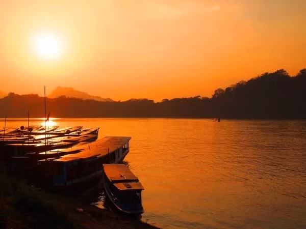 Vào mùa thu, sông Mê Kông sẽ có sự xuất hiện của những quả cầu lửa bật từ dưới dòng sông lên và phát nổ trong không khí. Hiện tượng này được biết đến với tên gọi là "bung fai Paya nak" hay "quả cầu lửa Naga" - xuất hiện vào cuối thu, lúc trăng tròn, cuối mùa chay của Phật giáo.