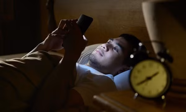 Điện thoại thông minh cho phép con người có được bất cứ điều gì chúng muốn chỉ với những nút bấm. Nó không dạy chúng ta điều độ, kiểm soát xung đột hoặc làm thế nào để thử thách chính mình, và đó là những đặc điểm của việc gây nghiện.
