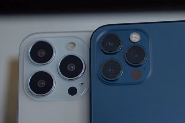 Các mô hình giả cho thấy, iPhone 13 sẽ có khay SIM được sắp xếp lại, dịch chuyển một chút trên các kiểu máy khác và thay đổi nhỏ về vị trí của các nút âm lượng.