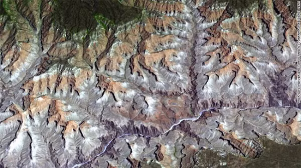 Các vân đá đỏ trên núi Grand Canyon - vườn quốc gia nổi tiếng nhất của Mỹ, đã tạo nên khung cảnh hệt như một bức tranh sơn dầu đầy nghệ thuật khi nhìn từ không gian.