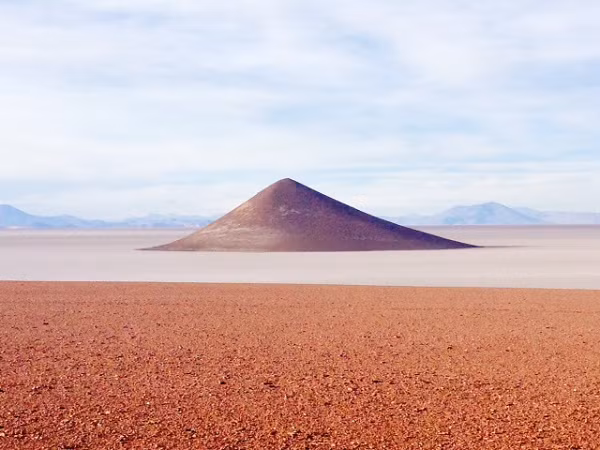 Đáng chú ý, có nhiều báo cáo ghi nhận việc người dân hay nhìn thấy UFO xuất hiện trong khu vực này làm tăng thêm sự bí ẩn của vùng đất phía tây bắc Argentina.