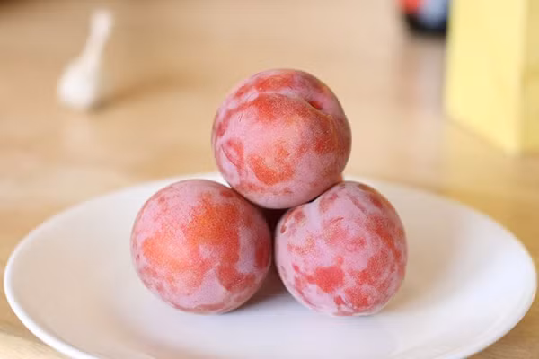Peacotum, quả lai giữa đào, mận và mơ. Quả mang vị đào nhưng có hình dáng pha trộn giữa mận và mơ.
