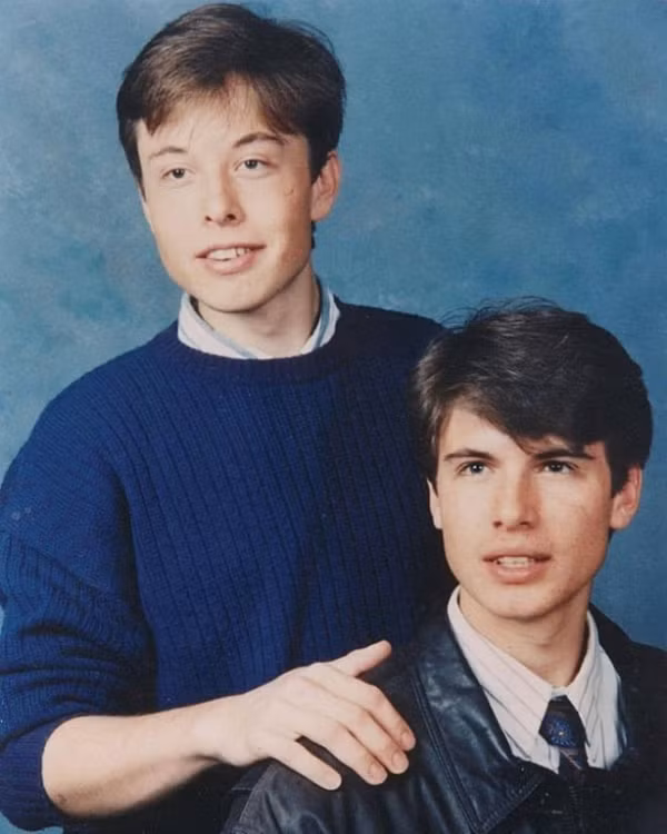 Elon Musk có tố chất doanh nhân từ nhỏ. Khi còn học tại Đại học Pennsylvania, Musk và bạn cùng phòng Andeo Ressi thuê một căn nhà lớn rồi biến nó thành câu lạc bộ đêm để kiếm tiền trả tiền thuê nhà. Theo tạp chí Vogue, câu lạc bộ có sức chứa tới 1.000 người.