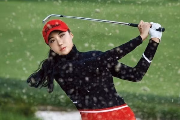 Nữ golf thủ Jang Won Ju khiến nhiều người phải ngưỡng mộ vì không chỉ có trình độ chuyên môn cao mà còn sở hữu nhan sắc và vóc dáng không thua kém siêu mẫu nào.