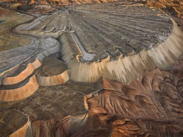 Hình ảnh mỏ khai thác đồng Chuquicamata ở Calama, Chile. Được sử dụng trong hơn 1 thế kỷ, đây là một trong những mỏ lộ thiên lớn nhất thế giới.