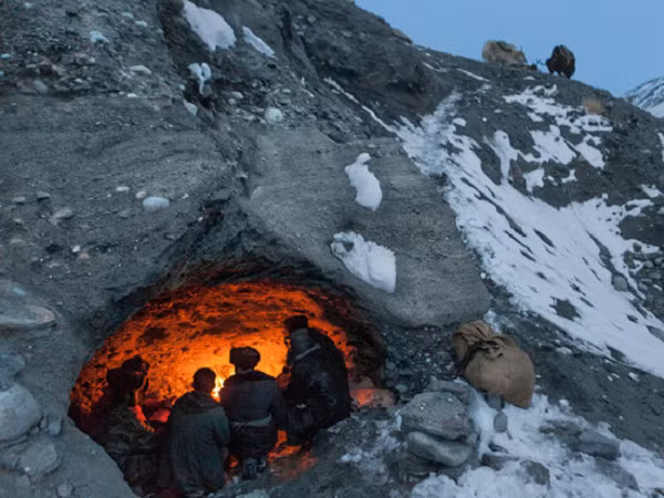 So với khu trung tâm của Afghanistan, vùng đất này xa xôi đến nỗi người Kyrgyz coi nó như một "đất nước" hoàn toàn khác. Để đến được con đường gần nhất cần đi tối thiểu 3 ngày đường, để tới thành phố gần nhất, họ phải đi thêm 1 ngày nữa.