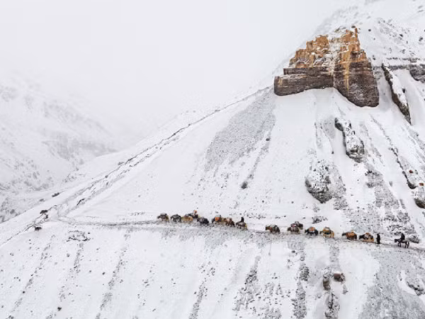 Cuộc chiến tranh giữa các đế quốc bùng nổ khiến cho một cộng đồng những người Kyrgyz tách ra và trở về Afghanistan. Nhóm còn lại bám trụ, sinh sống và coi đây là quê hương của mình. Họ gọi đó là Bam-e Dunya, có nghĩa “nóc nhà của thế giới”.