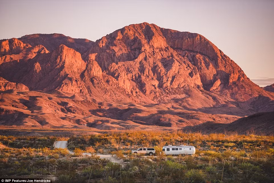 Gia đình trẻ đỗ xe nghỉ ngơi và ngắm cảnh hoàng hôn trong vườn quốc gia Big Bend ở bang Texas.