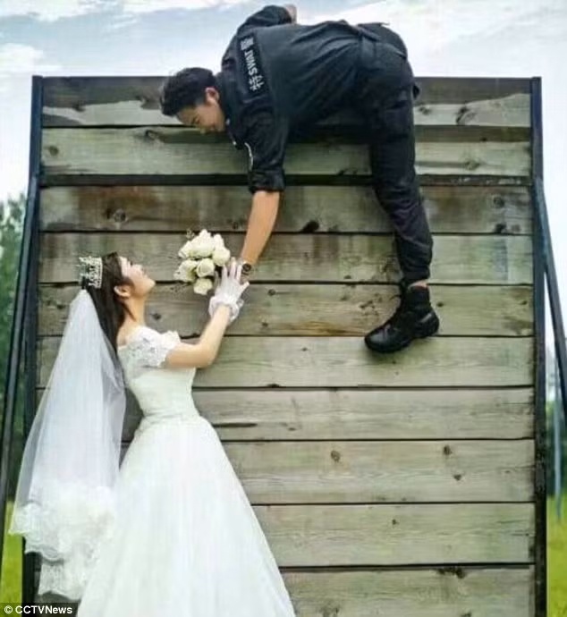 Cặp Yang Liu và Li Jisheng quyết định chụp ảnh cưới trong bộ đồng phục và ngay tại nơi làm việc của họ.