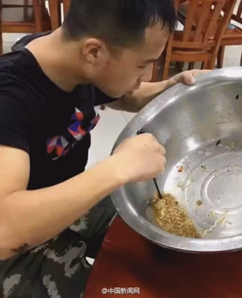 Trong khi Bu đang ăn mì ngon lành, một số đồng nghiệp đã lấy điện thoại di động chụp hình và đăng tải lên mạng xã hội. Chàng lính cứu hỏa trẻ nhanh chóng trở nên nổi tiếng sau khi những bức hình này được chia sẻ rất nhanh.