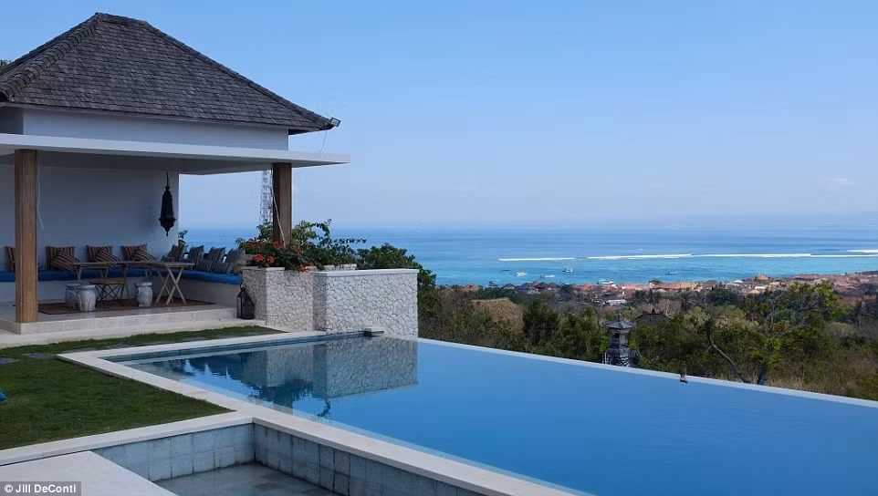 Bức ảnh này được DeConti chụp từ khu nghỉ dưỡng ở Nusa Lembongan, Indonesia.