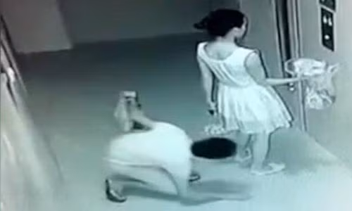 Kẻ biến thái bám theo cô gái trẻ để làm trò này Ke bien thai bam theo co gai tre de lam tro nay