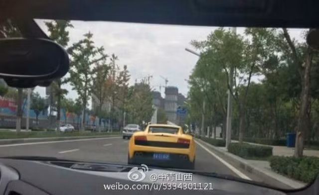 Hình ảnh tài xế xe bus điều khiển xe thể thao Lamborghini Gallardo tới nơi làm việc đã gây xôn xao trên cộng đồng mạng Trung Quốc.